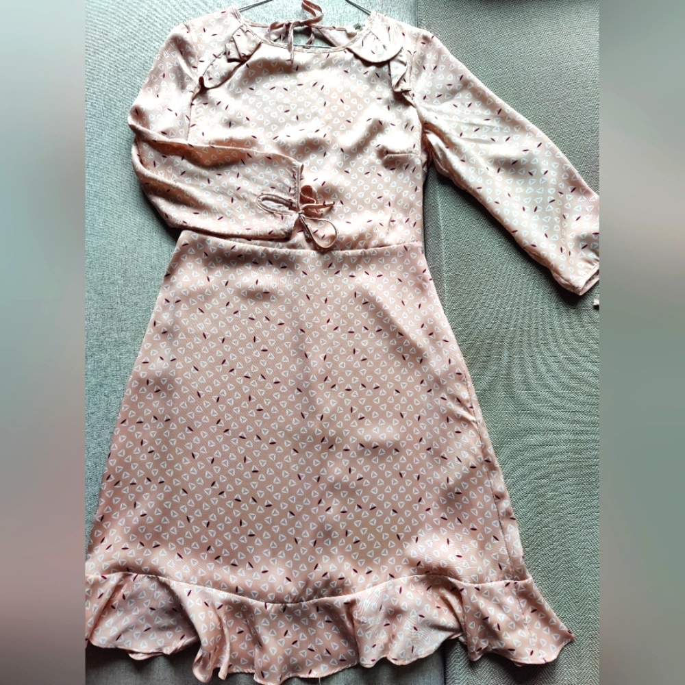 Brand new short dress size xs in pink/nude color with subtle print motif